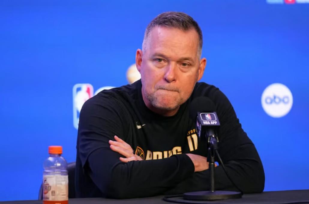 丹佛掘金训练开放日;赛后主帅复盘引观众欢呼;NBA常规赛在即;年轻球员获得机会的简单介绍星空体育官方入口